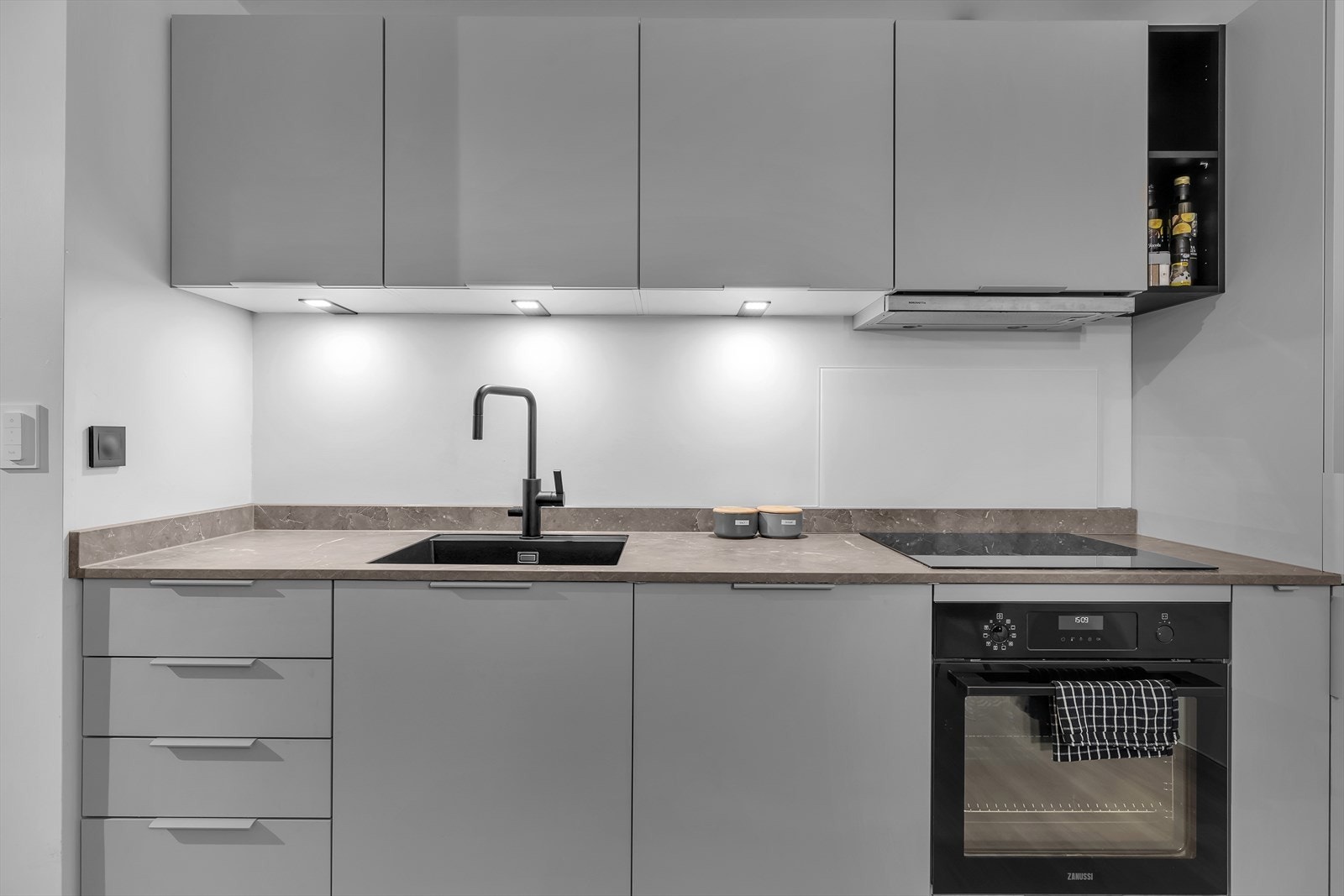 Lekkert kjøkken med integrerte hvitevarer og rikelig skap- og benkeplass. Galleribilde