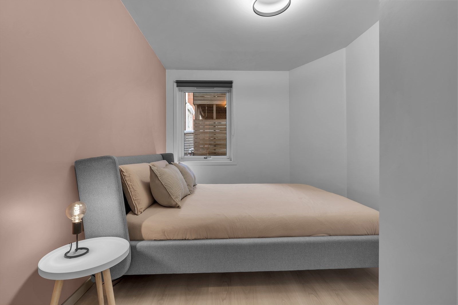 Pent soverom, vendt mot bakgård, med god plass til stor seng. Galleribilde