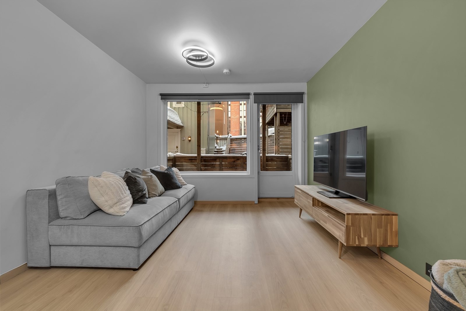 Stuen byr på lekkert laminatgulv, glatte overflater og flotte fargevalg. Galleribilde