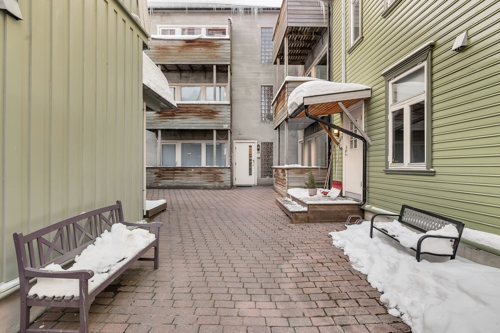 Her har du umiddelbar nærhet til det aller meste, med busstopp, matbutikk, kafeer, restauranter, og mye mer like ved. Velkommen til visning! Galleribilde