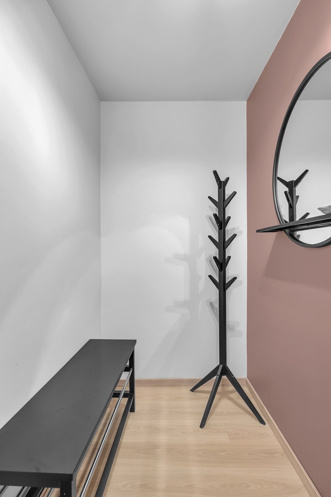 I entré har du gode muligheter for garderobe eller øvrige løsninger for oppheng av yttertøy. Galleribilde