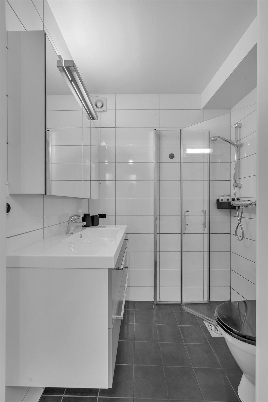 Pent, komplett flislagt bad med praktiske innredninger. Galleribilde