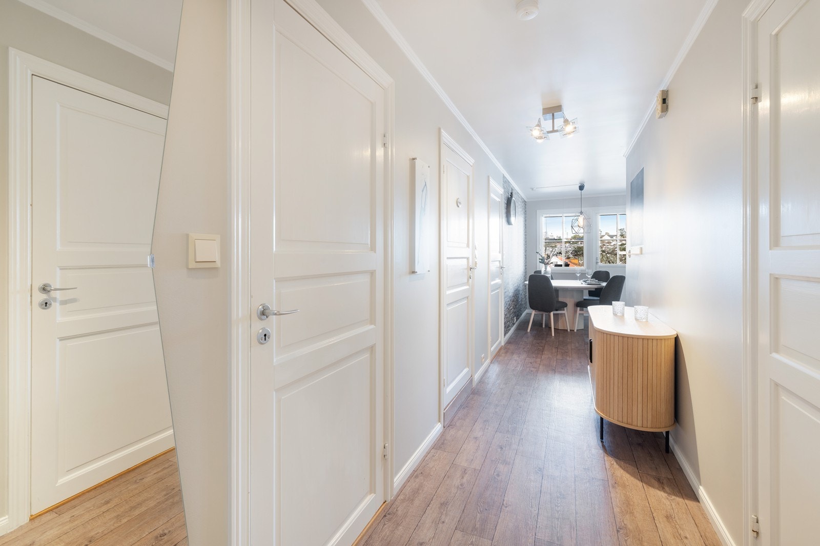 Fra gangen er det adkomst til bad og tre soverom. Galleribilde