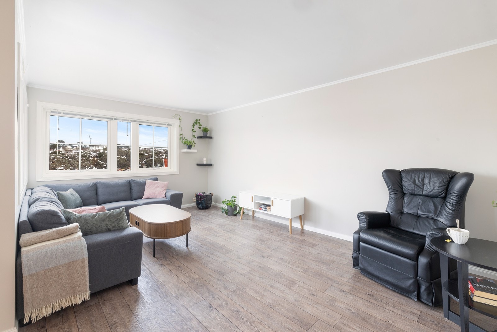 Stuen har flere møbleringsmuligheter, med god plass for sofagruppe. Galleribilde