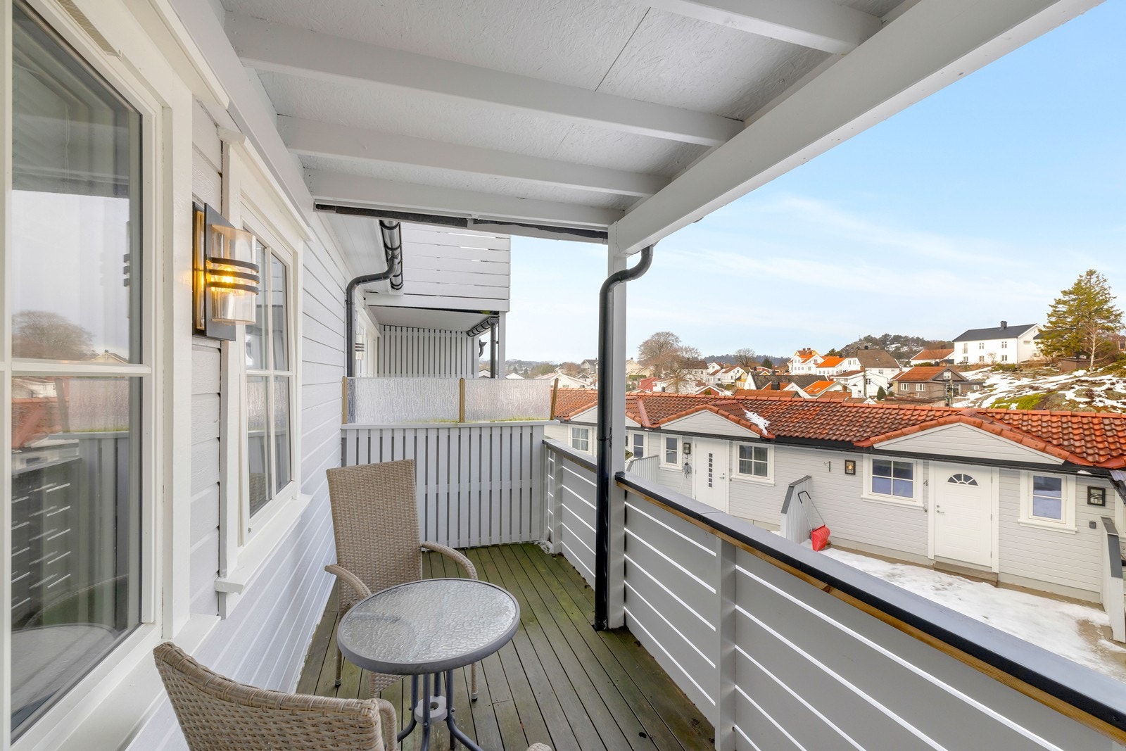 Morgenkaffen kan nytes med utsikt over nærområdet. Galleribilde