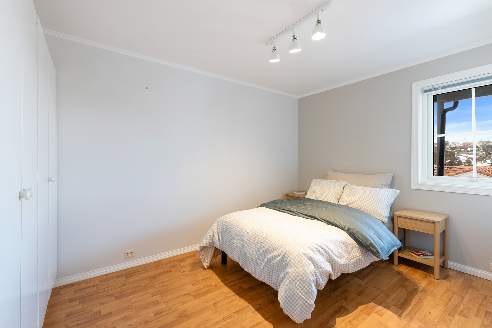 Hovedsoverom av god størrelse med plass for dobbeltseng. Her er også garderobeskap langs den ene veggen. Galleribilde