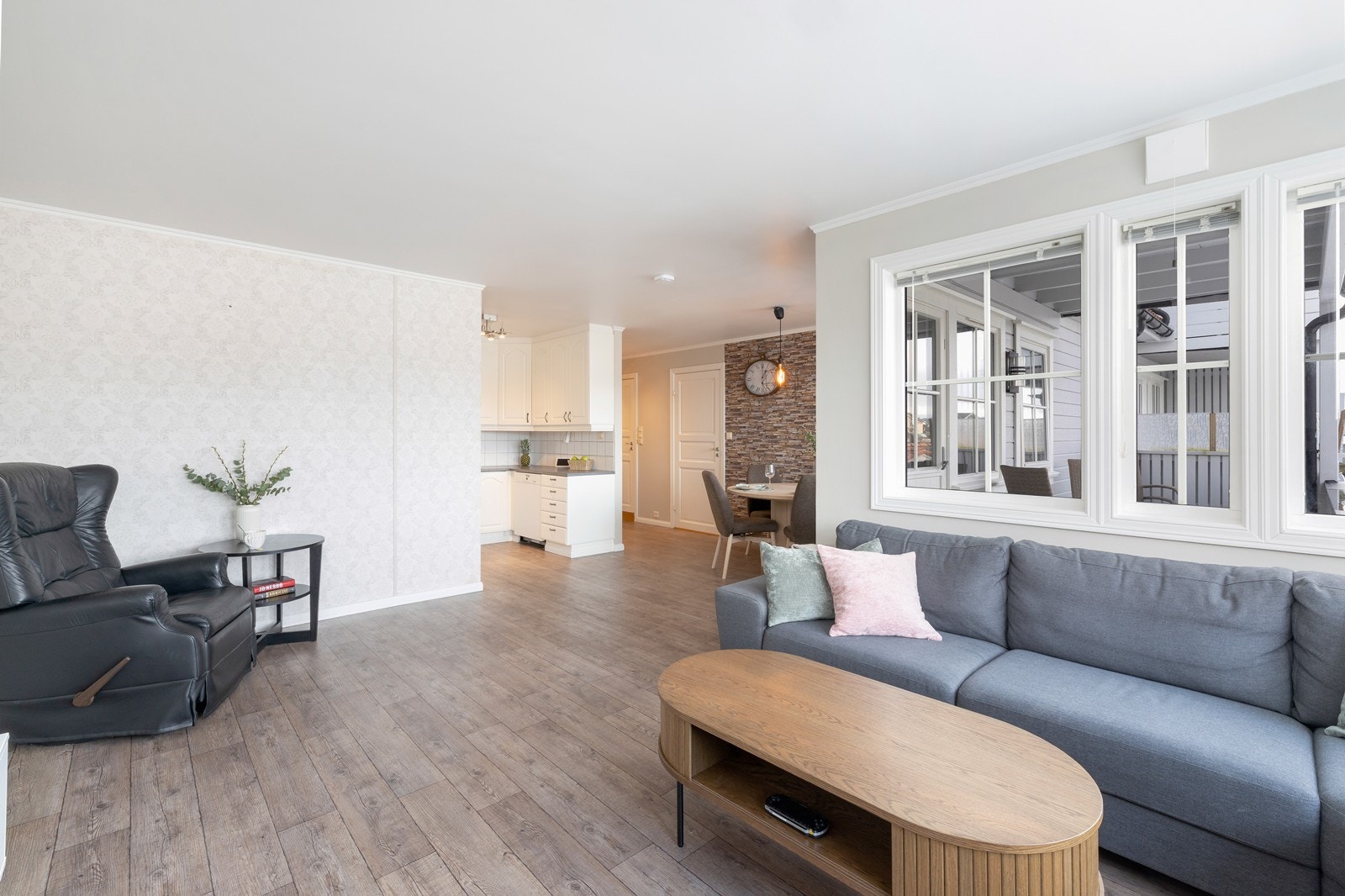 Her får du godt med naturlig lys inn gjennom flere vinduer. Galleribilde