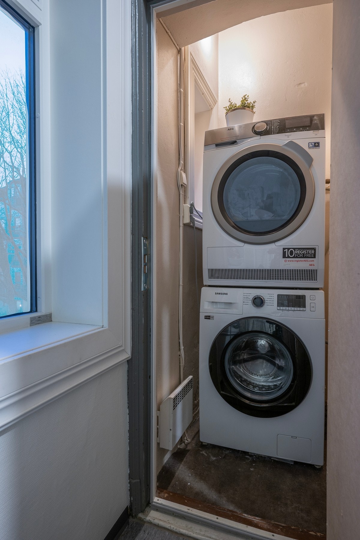 Boligen disponerer en bod i trappegang på ca. 1,2 kvm med opplegg for vaskemaskin og tørketrommel. Galleribilde