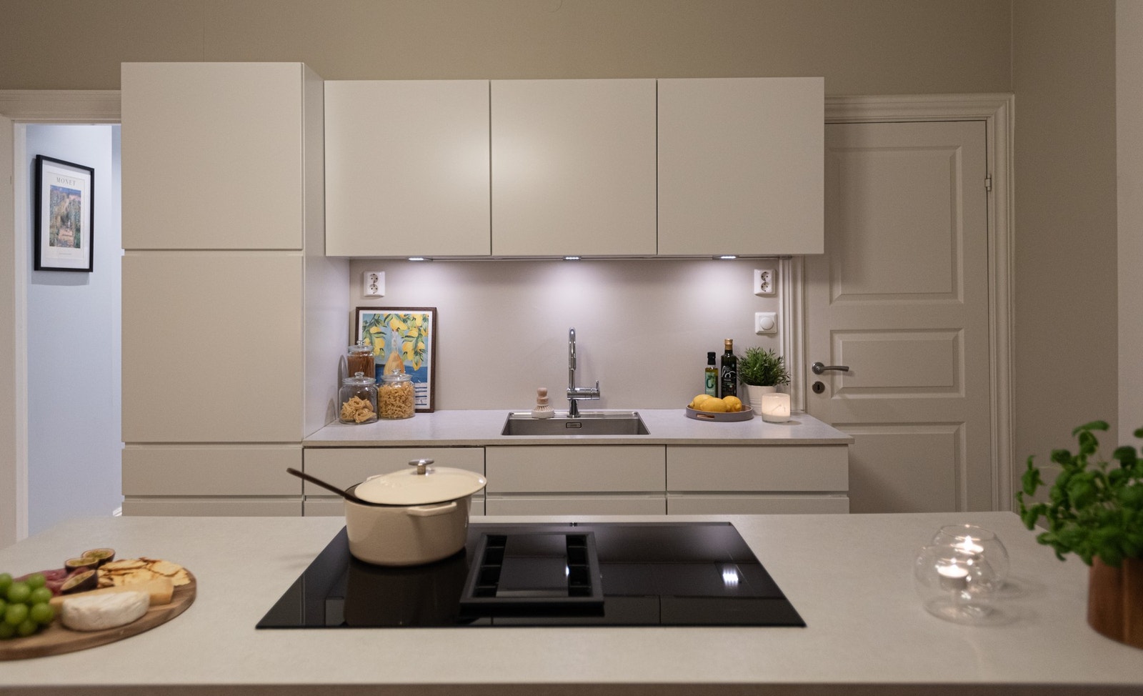 Kjøkkenet har integrerte hvitevarer som induksjonsplatetopp med integrert kjøkkenventilator, stekeovn, oppvaskmaskin og kjøle- og fryseskap. Galleribilde