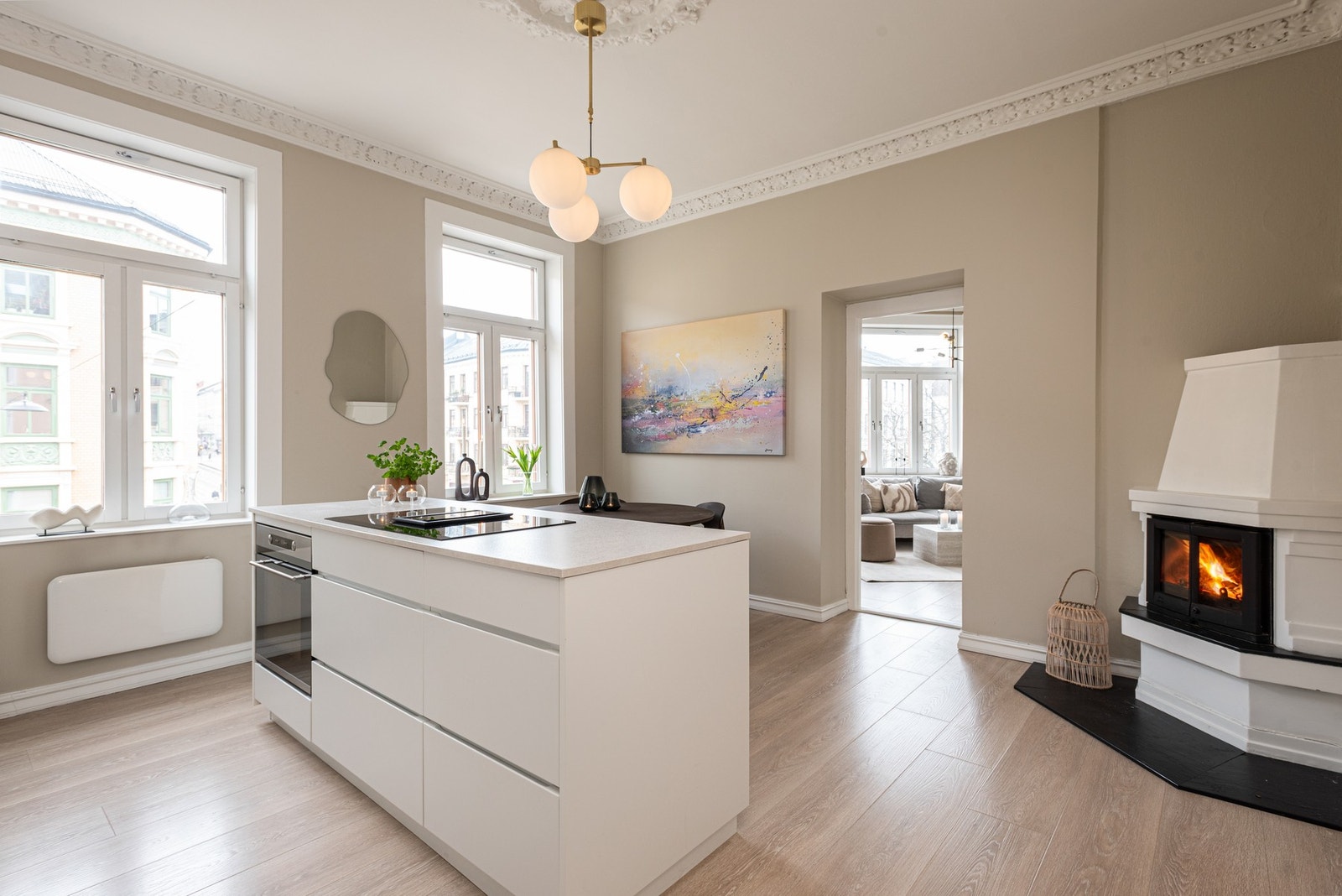 Her har du rikelig med både skap- og benkeplass! Galleribilde