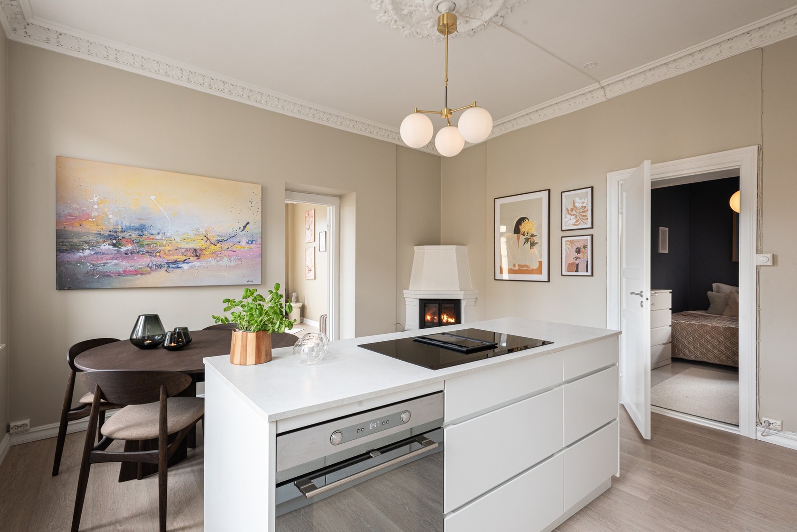 Videre har kjøkken nydelig kjøkkenøy som binder kjøkken og spisestue sammen. Galleribilde