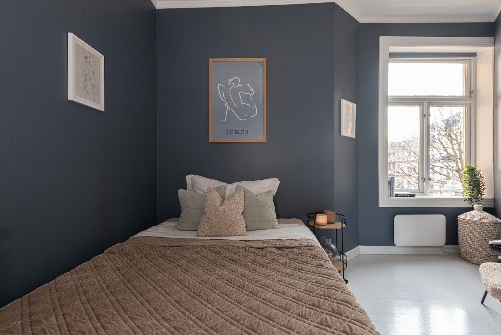 Romslig og innbydende hovedsoverom med god plass til stor dobbeltseng, nattbord og annet ønsket møblement. Galleribilde