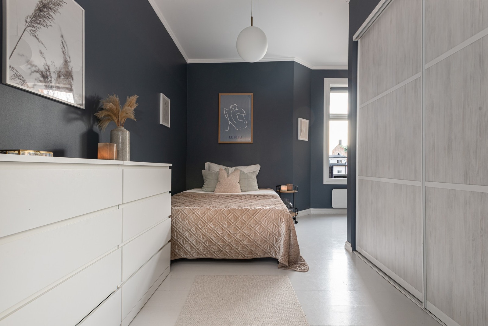 Hovedsoverommet er utstyrt med stor innebygget garderobe som gir rikelig med lagringsplass! Galleribilde