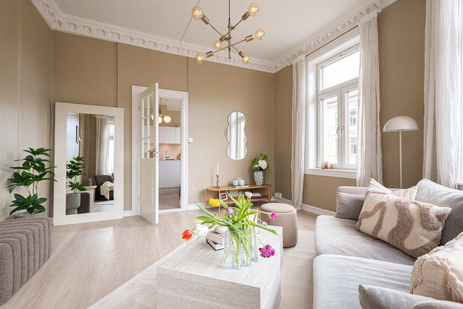 Her er det god plass til å innrede med en hyggelig sofaseksjon, tilhørende sofabord, TV-møblement og ytterlige møblement etter behov. Galleribilde