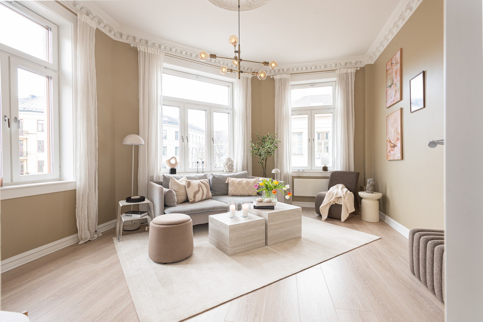 Innvendig byr leiligheten på svært god takhøyde, store vindusflater med brede vinduskarmer, lekre detaljer som stukkatur og rosett. Galleribilde