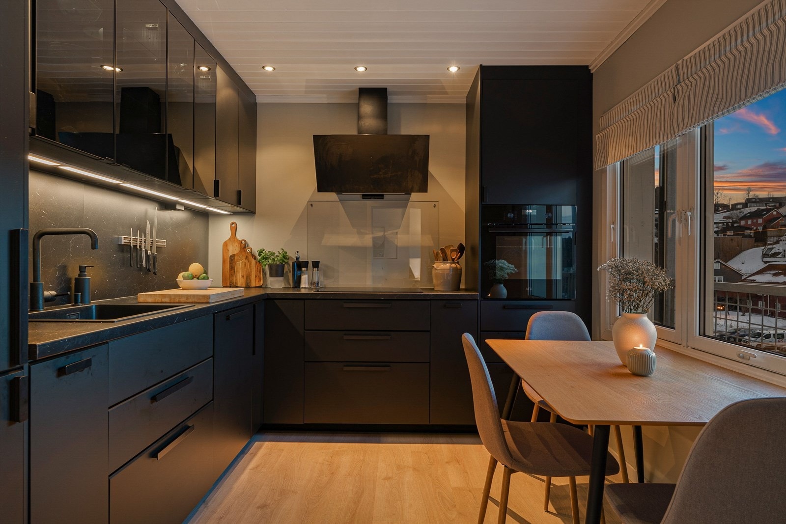 Kjøkkenet er på 9m² og er avdelt fra stuen. Dette gjør at leiligheten får flere soner. Galleribilde