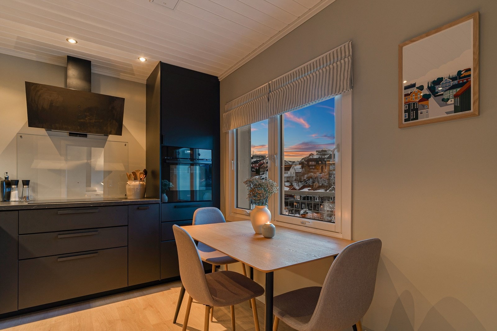 Kjøkkenet har godt med skap- og benkeplass. Galleribilde