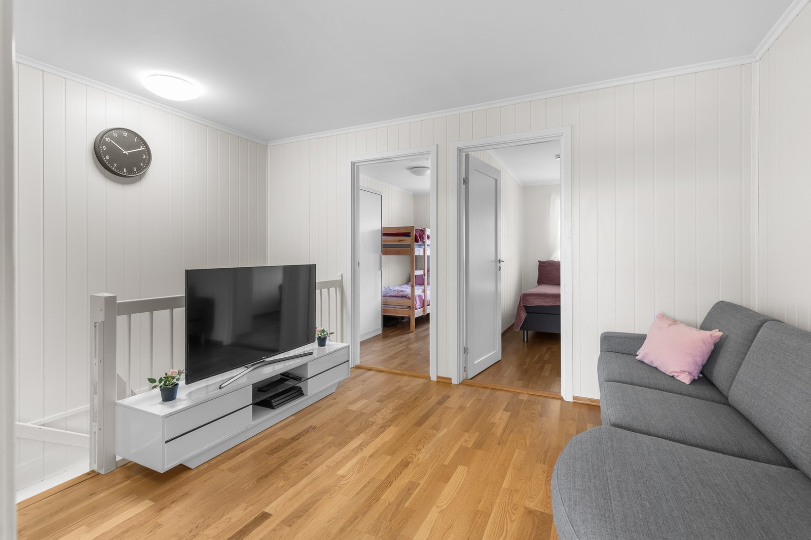 Andre etasje består av 3 soverom, stue og baderom. Galleribilde