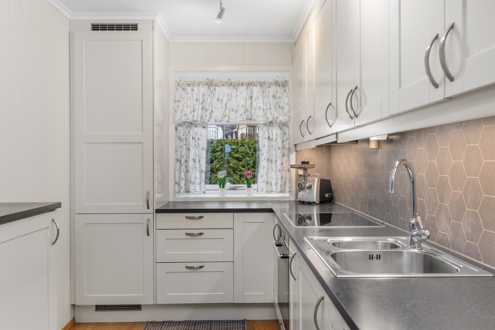 Tidløst kjøkken med god skap -og benkeplass. Galleribilde