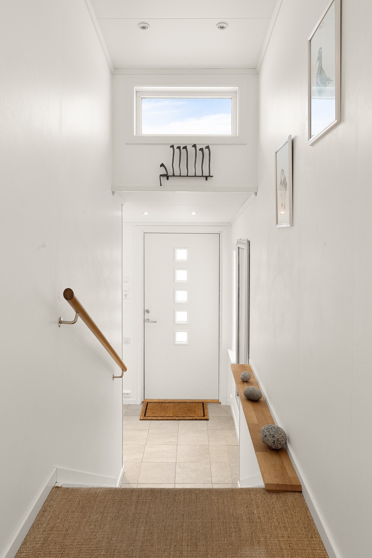 Luftig og fin gang med nyere utgangsdør og overlys Galleribilde