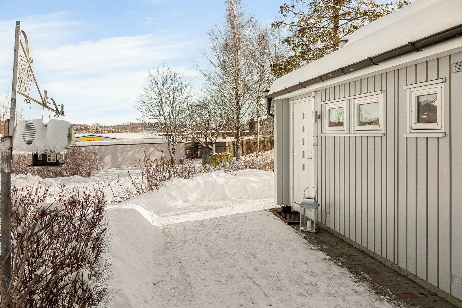 Boligen ligger i utkanten av boligfeltet og henger kun sammen med en nabo. Galleribilde