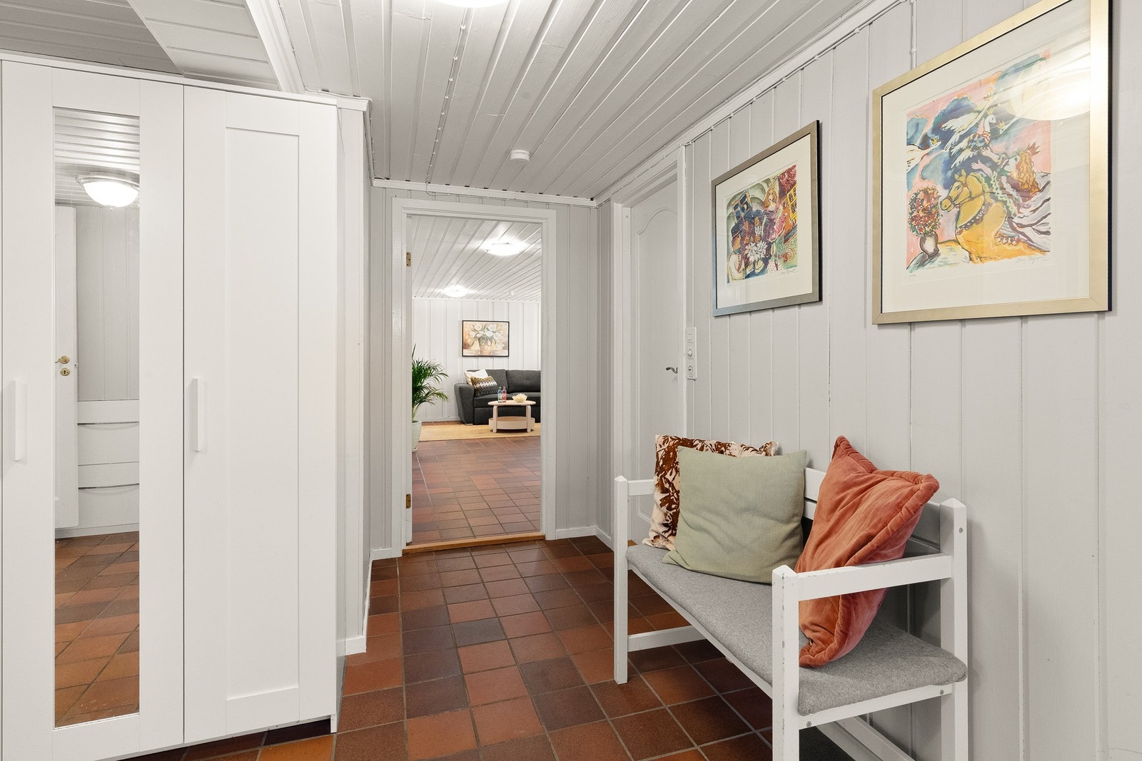 Kjelleretasje er på et tidspunkt innredet, men ikke byggemeldt.
Finnes rørleggeranmeldelse fra 1983 Galleribilde