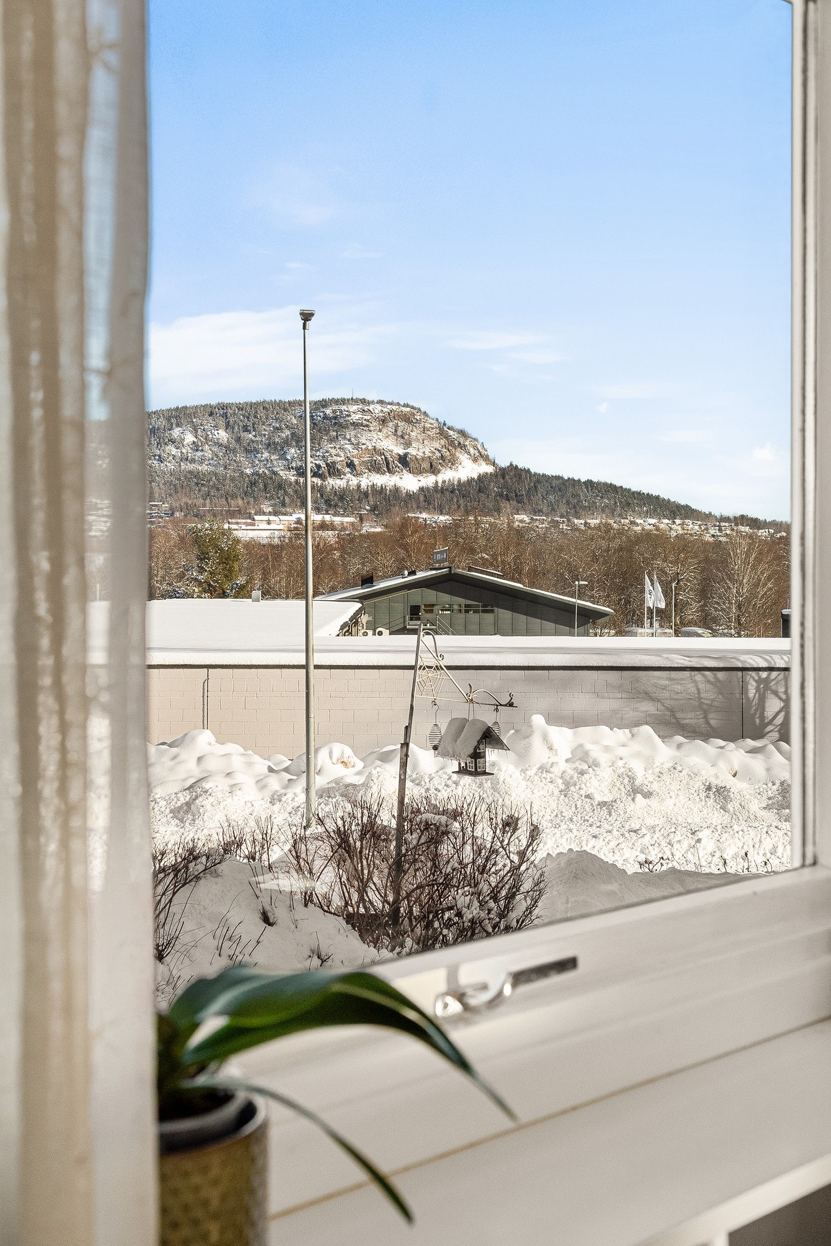 Fra stuen er det fin utsikt til Kolsåstoppen Galleribilde