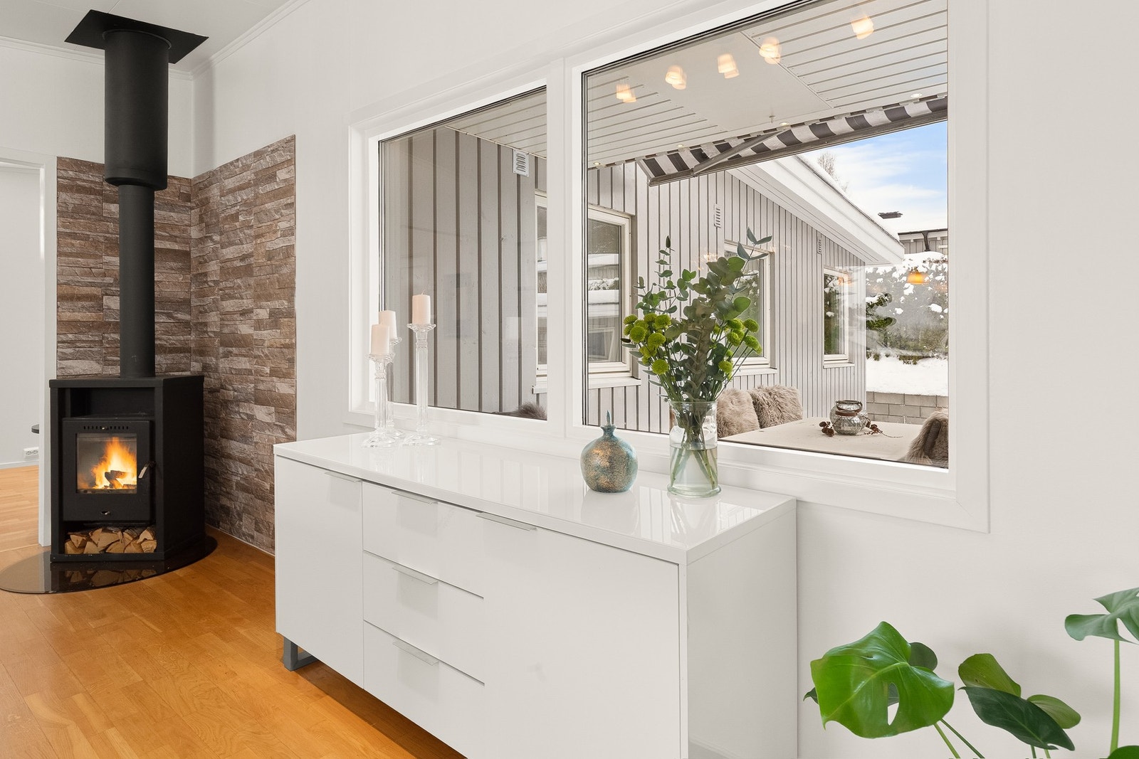 Fra kjøkkenet er det fin utsyn ut på den solrike terrassen Galleribilde