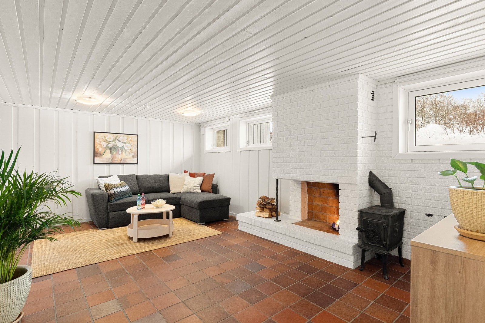 I innredet rom/ kjellerstue er det satt inn et rømningsvindu og tre vinduer gir tilsammen mye naturlig lys Galleribilde