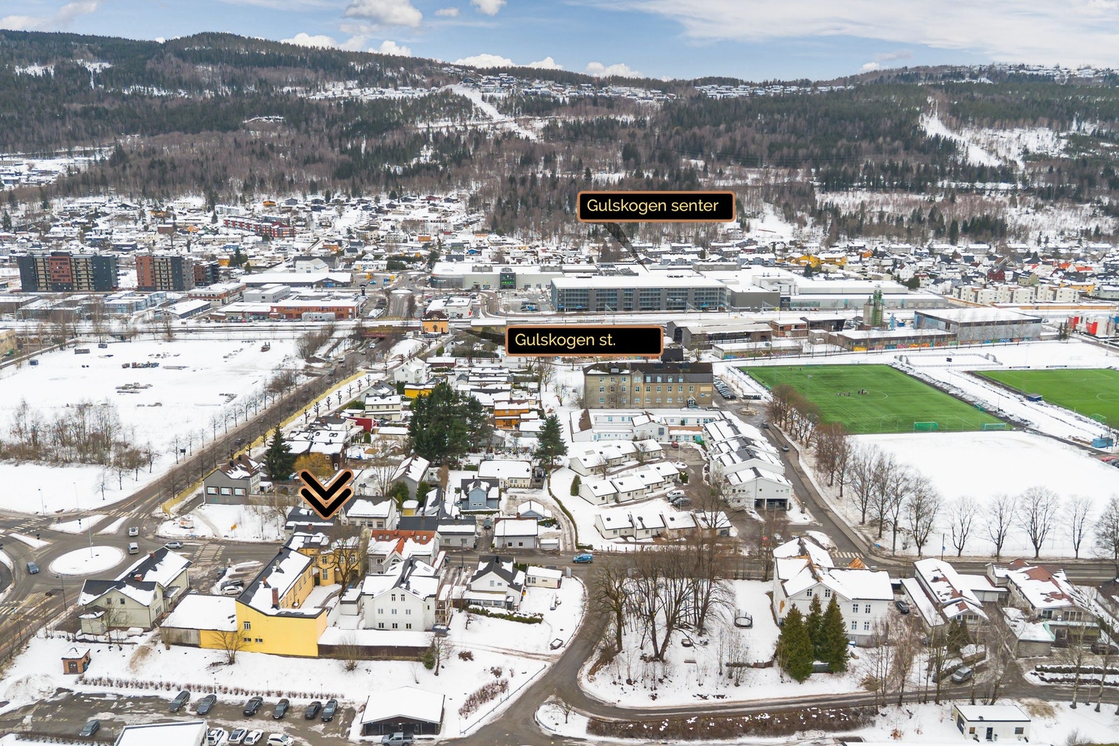 Fra boligen er det gangavstand til jernbanestasjon og Gulskogen senter. Galleribilde