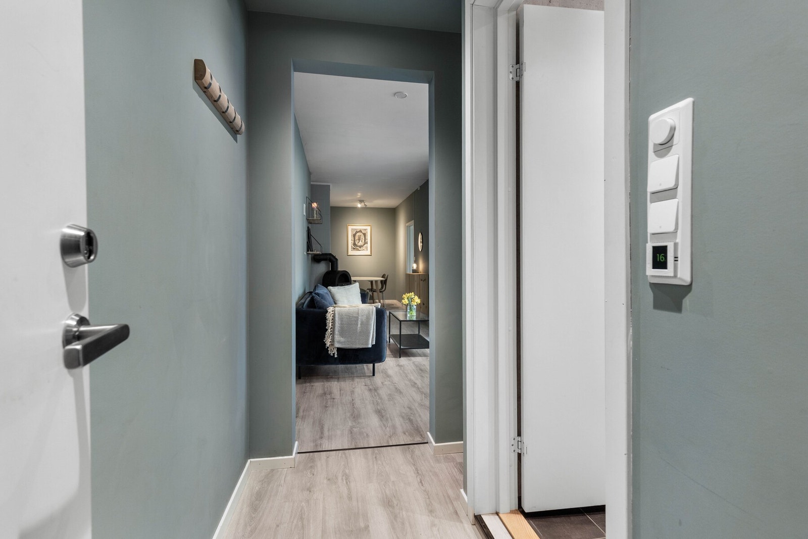 Leiligheten ligger i andre etasje og har adkomst via felles trappeoppgang. Entréen fremstår pen og innbydende med slette, malte flater, downlights i himling og laminatgulv. Galleribilde