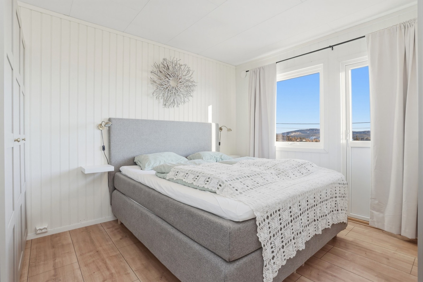 Soverom l har utgang til veranda Galleribilde