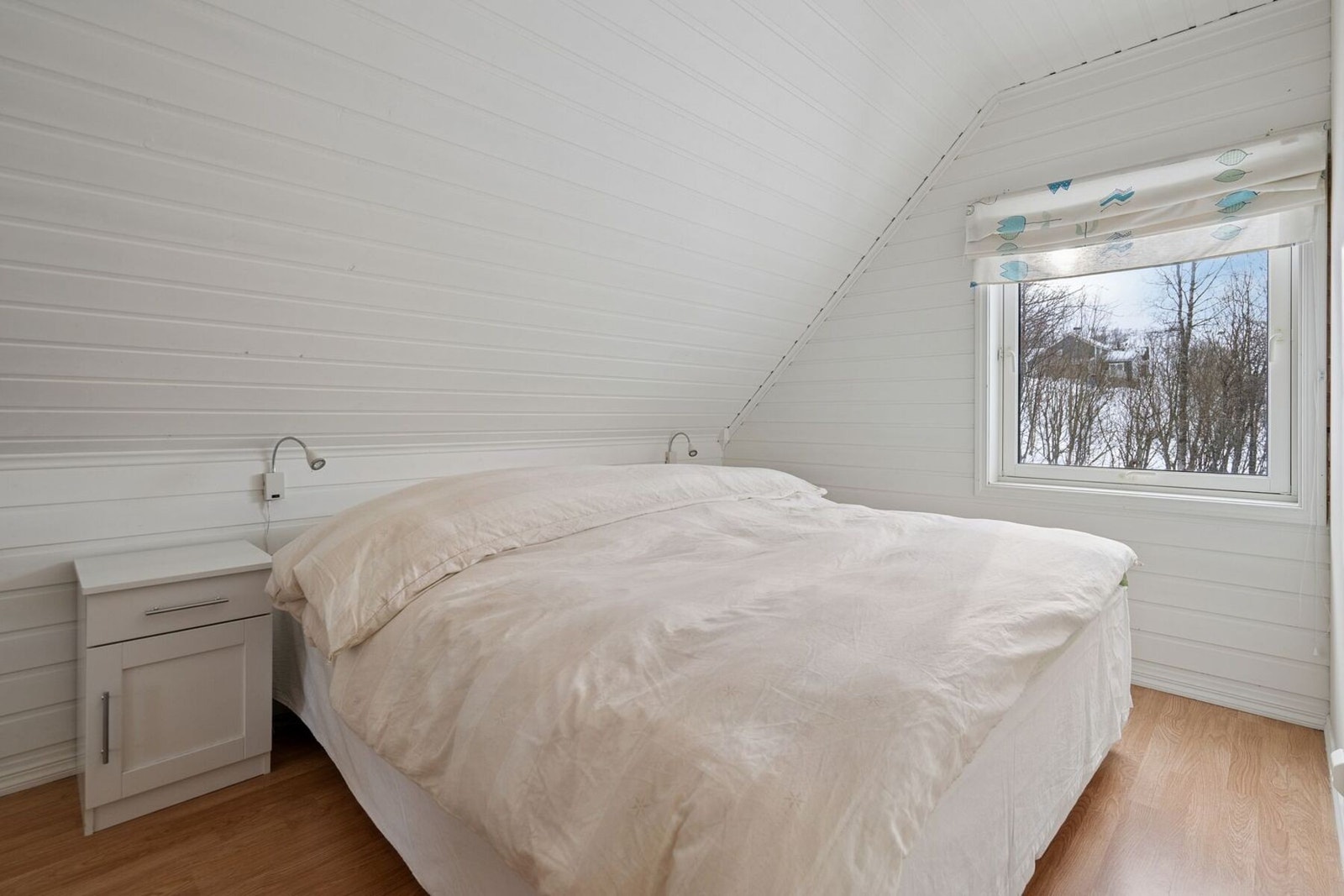 Hovedsoverommet er ett av tre soverom i 2 etg. Galleribilde