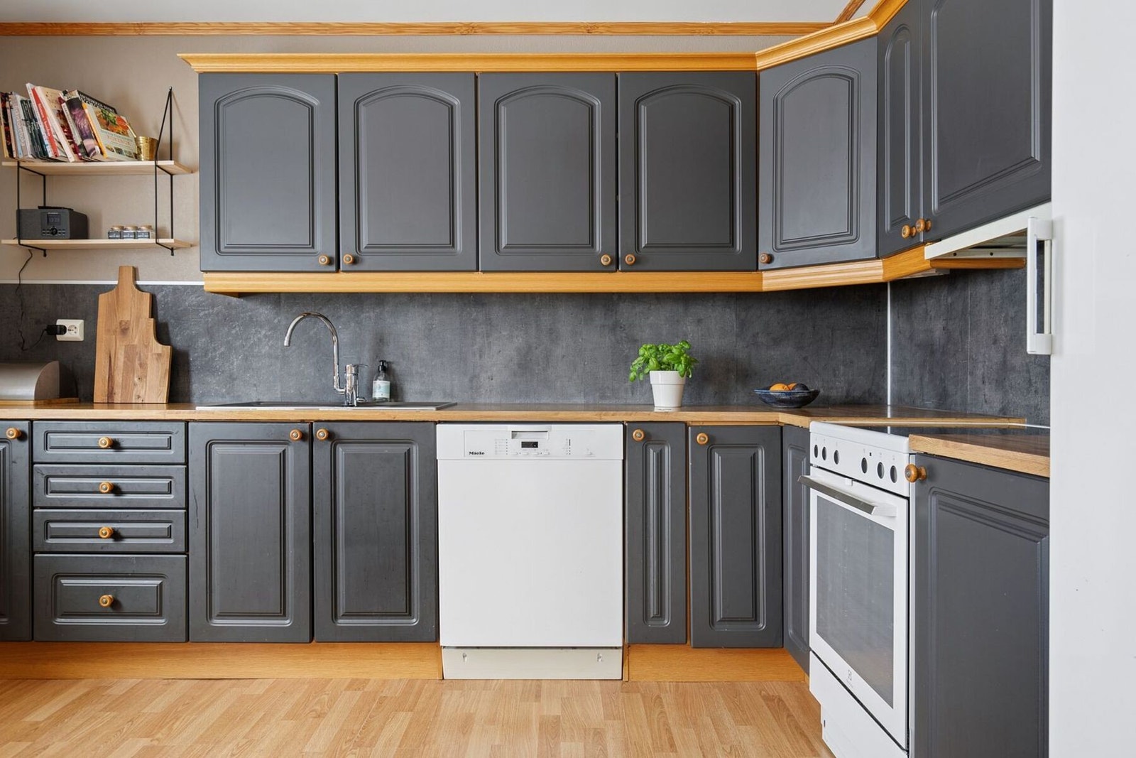 Det er god skapplass på kjøkkenet Galleribilde