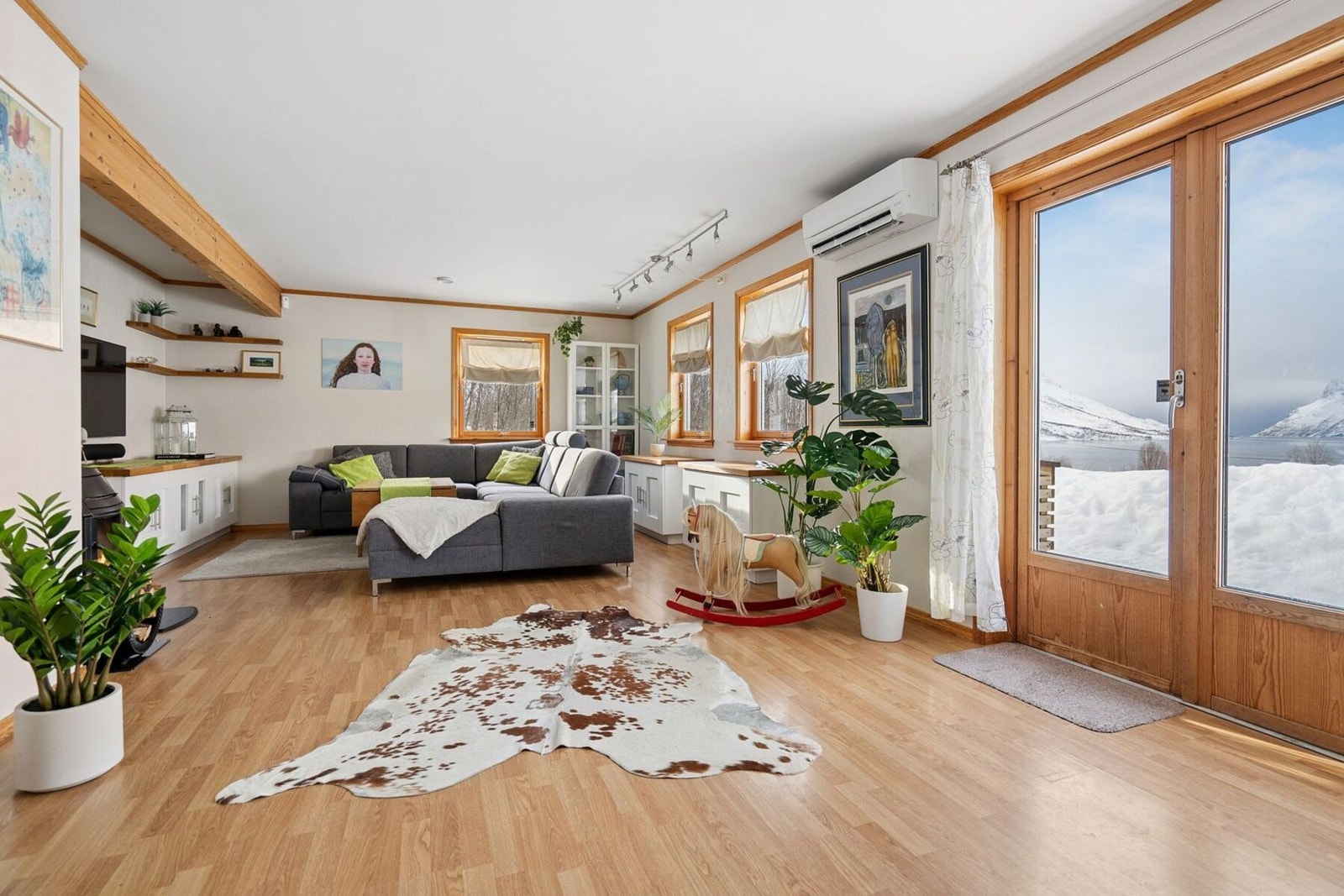 Stor stue med både vedfyring og varmepumpe Galleribilde