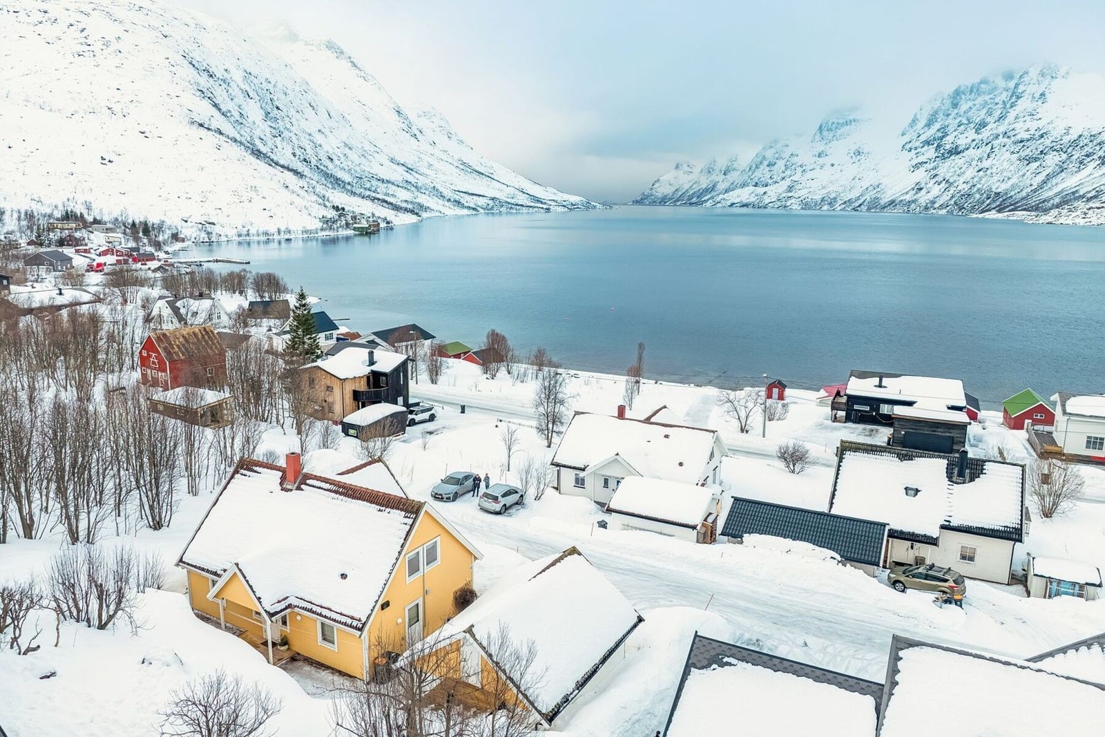 Boligen har både gode utsikts og solforhold - selger opplyser at når sola er på det høyeste som kommer den på terrassen/nordveggen på huset fra ca i 0200-tida over Ersfjordeidet. I 0700-tida er det sol på oversiden av huset. ca kl 09-30 kommer den frem på Galleribilde
