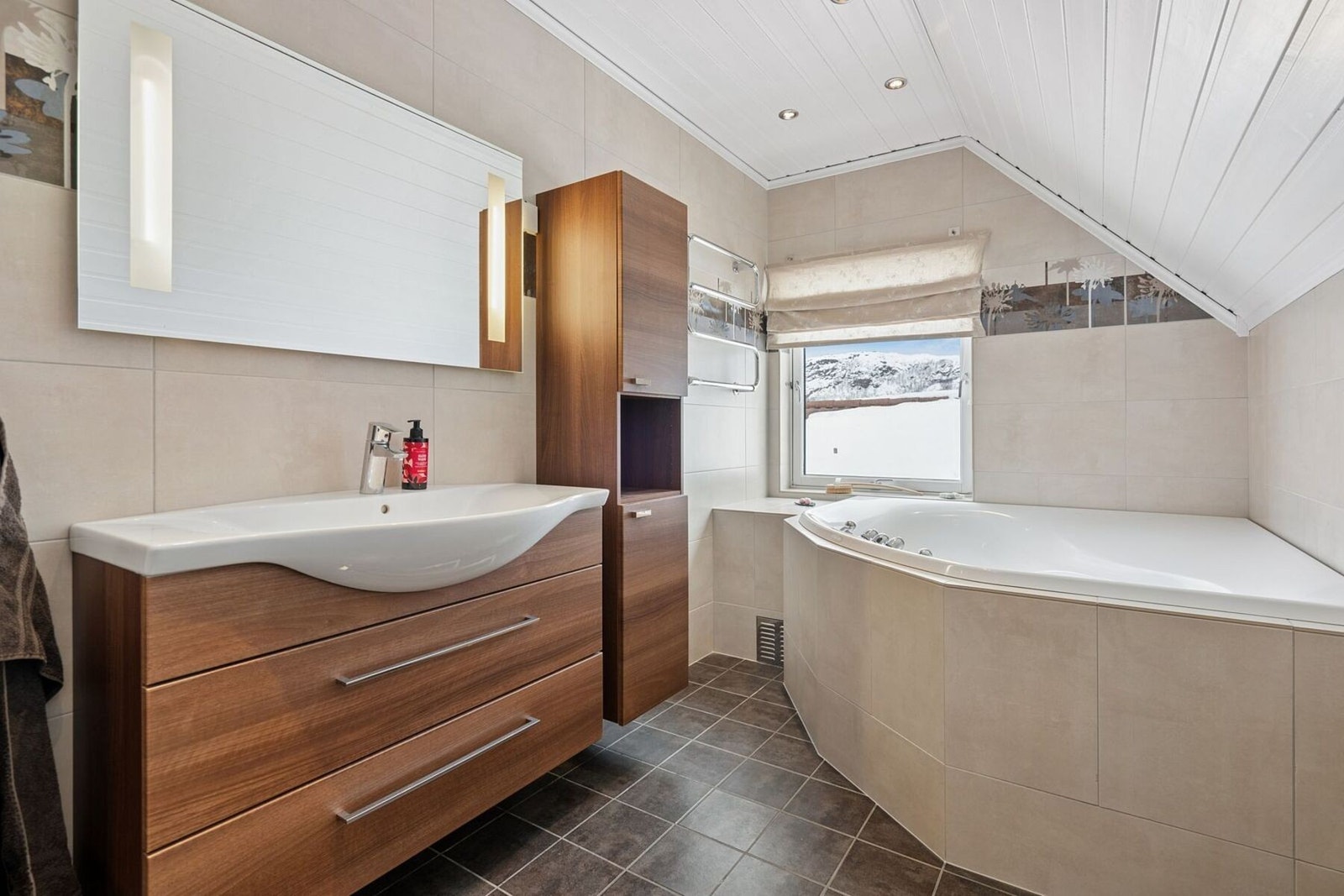 Badet i 2 etg er fra 2009. Innredet med toalett, innredning med god oppbevaring og Hurrycane massasjebadekar. Galleribilde