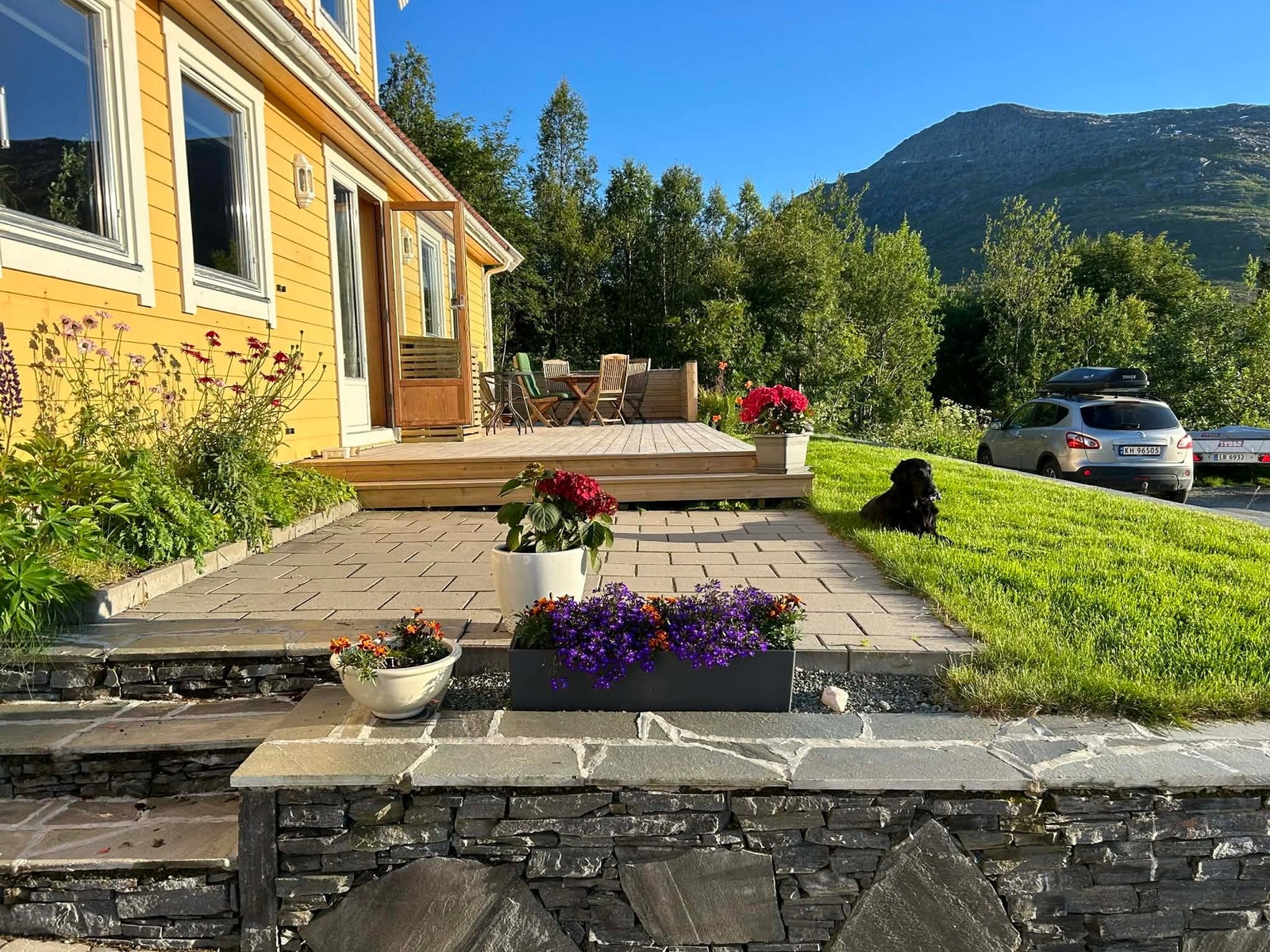 Terrasse og hage sommerstid. Foto av selger. Galleribilde