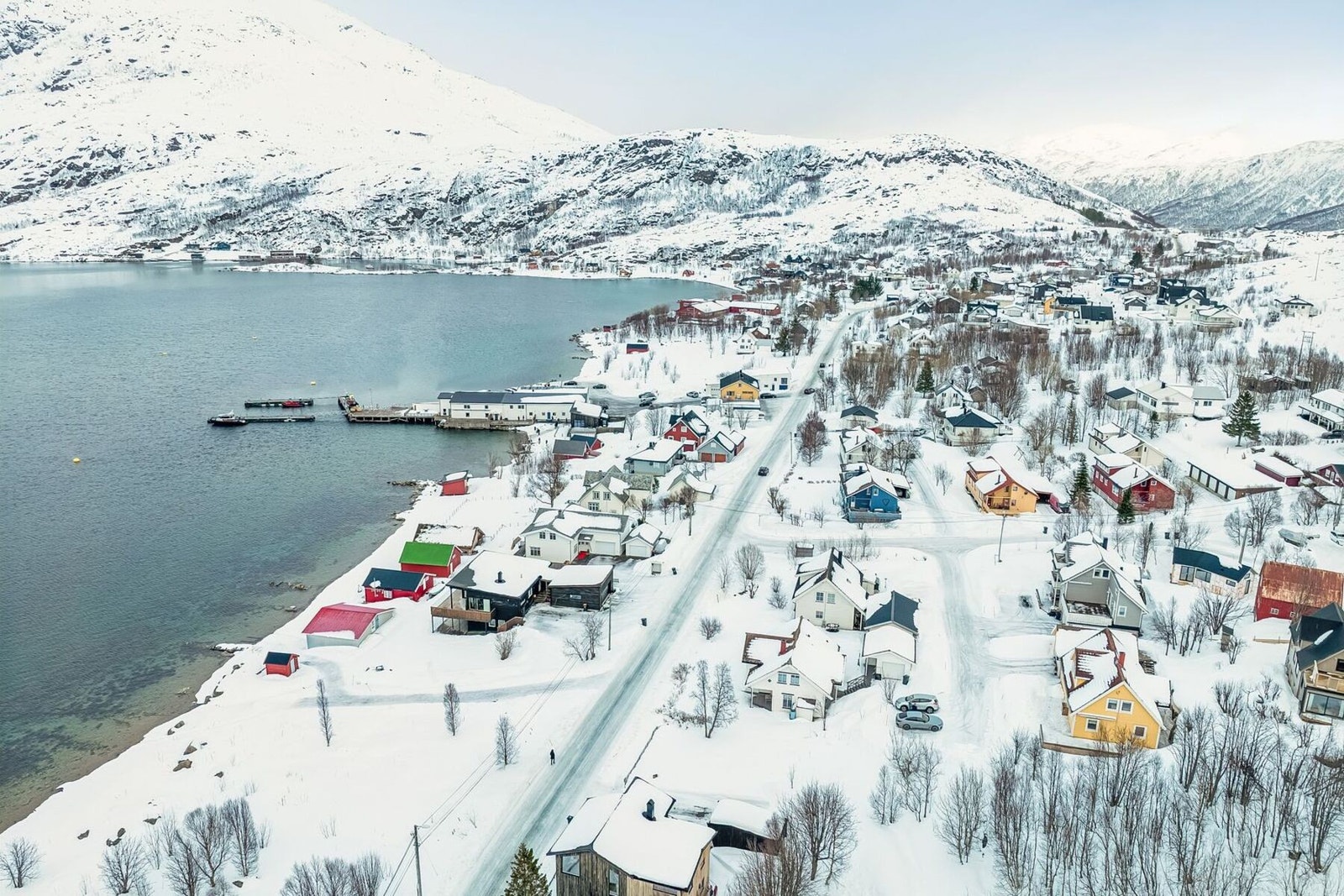 Gjennom 24 år med familieliv har selger satt enormt stor pris på stillheten og utsikten fra området. Det er ingen gjenboere, området er svært barnevennlig og har nærhet til naturen. Galleribilde