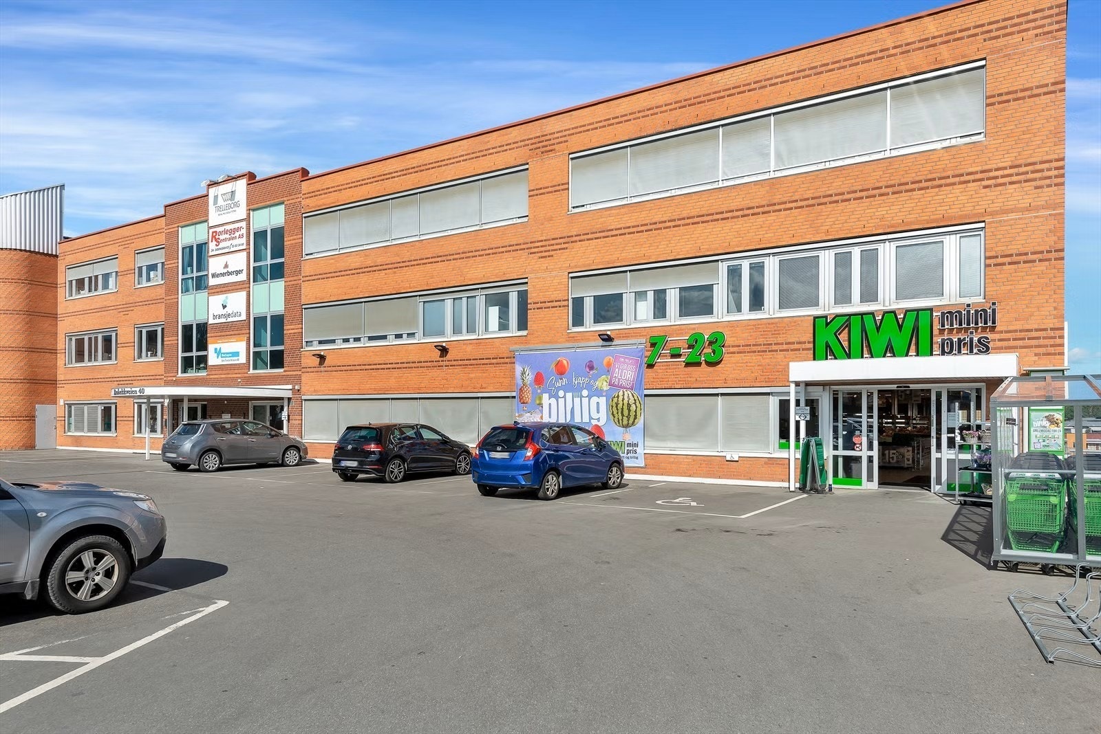 Fra leiligheten har man gangavstand til dagligvarehandel med bl.a. Meny, Rema og Kiwi Galleribilde