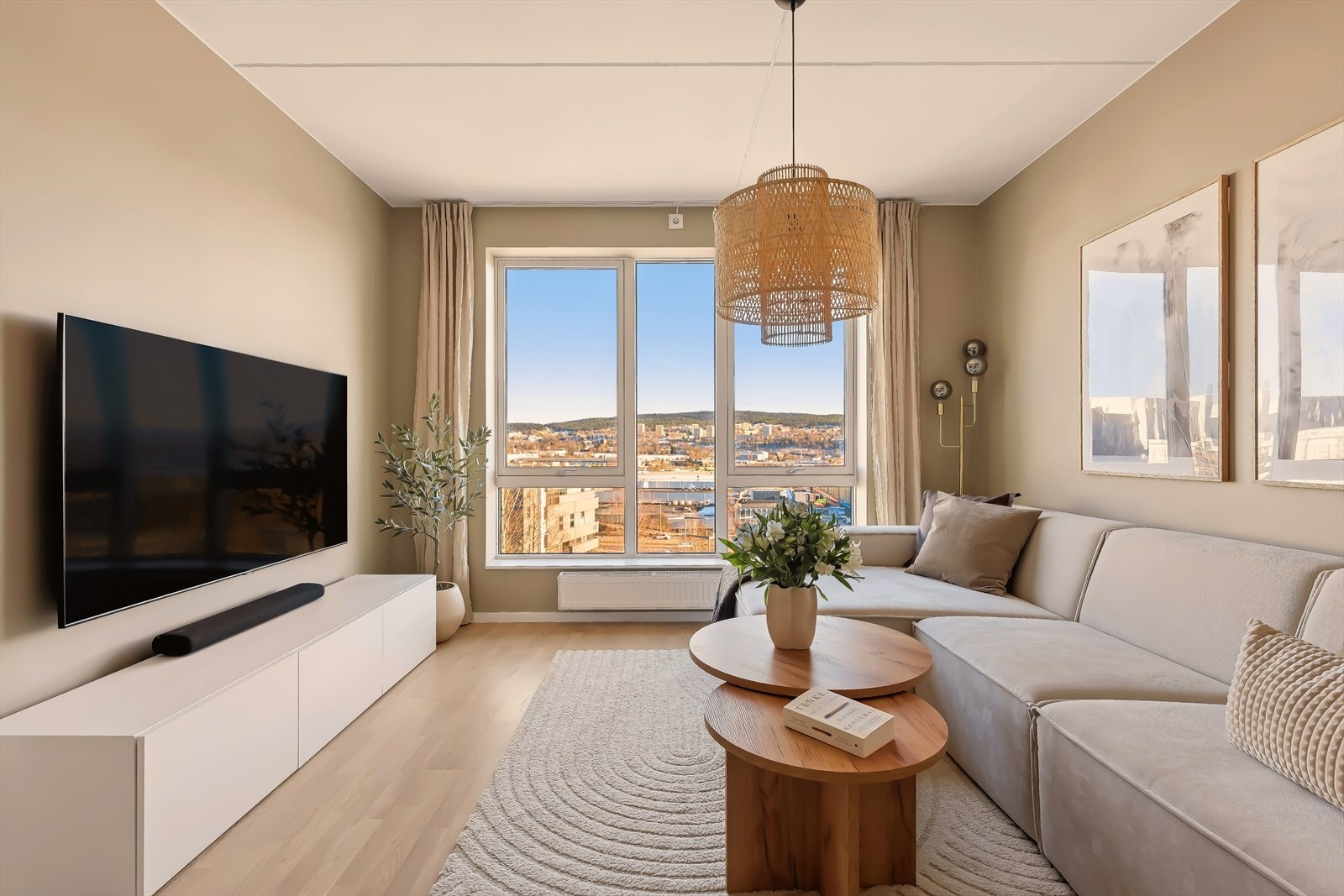 Lys og romslig stue, med store vindusflater som gir leiligheten en ekstra åpen og luftig atmosfære. Galleribilde