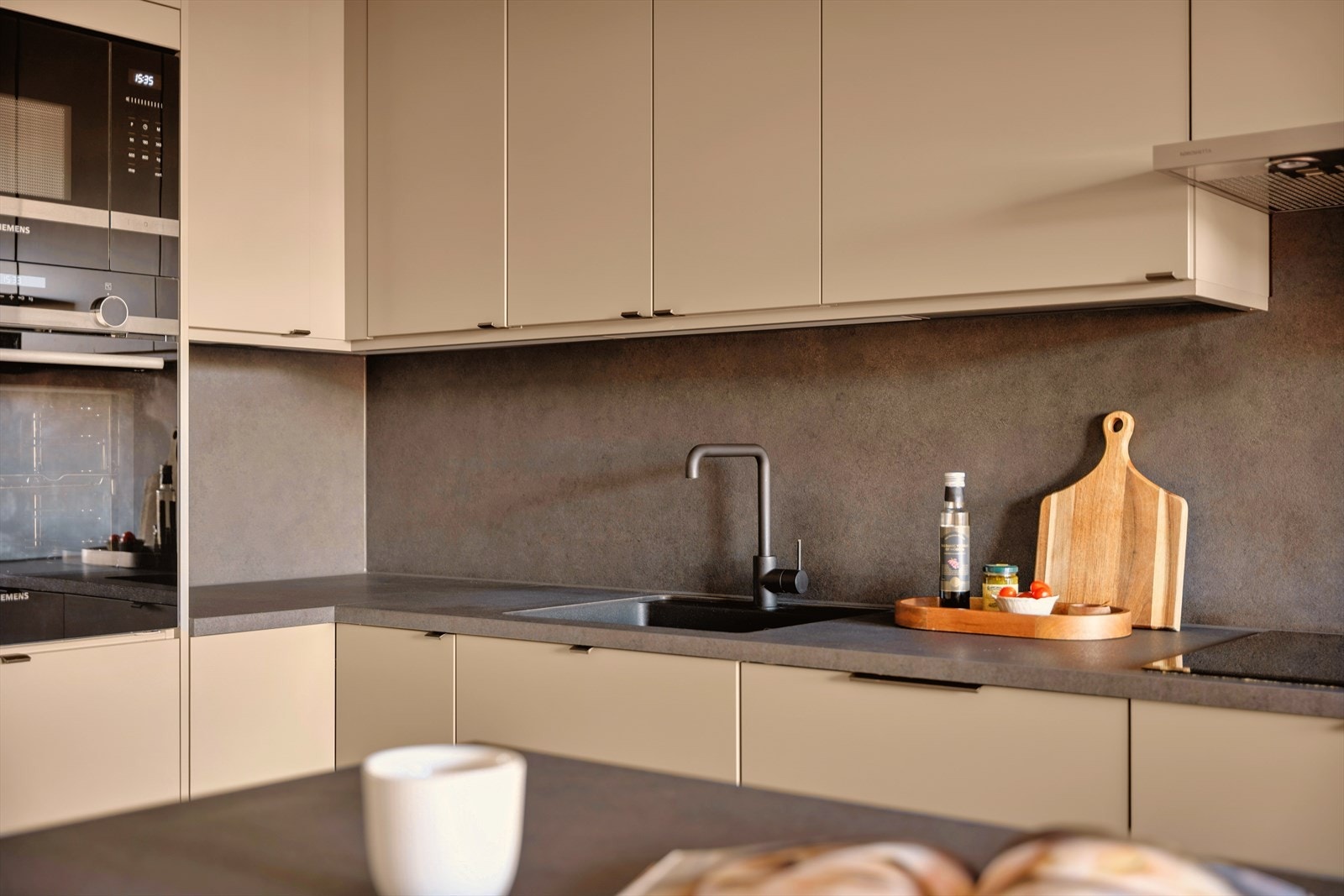 Beskyttelsesplate på vegg mellom benkeplaten og overskap Galleribilde