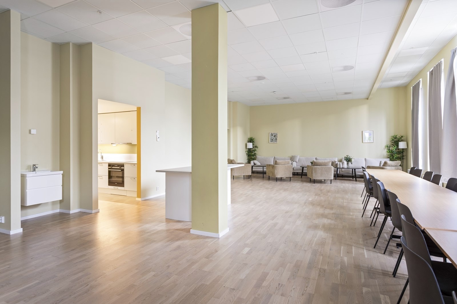 Sameiet tilbyr svært gode fellesfasiliteter. Fellesstuen på 135 kvm kan leies via Vibbo og har fullt utstyrt kjøkken, to bad og romslige oppholdsarealer. Lokalet er dimensjonert for større arrangementer, med komfortabel borddekning for rundt 65 personer. Galleribilde