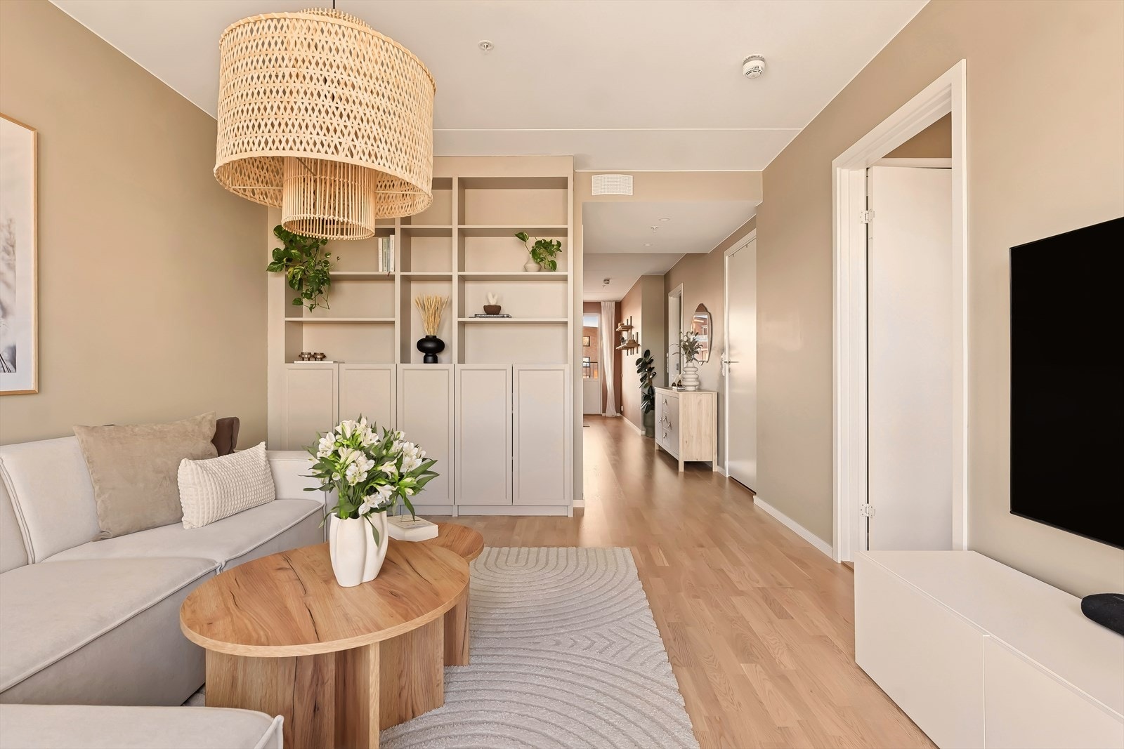 Stuen er romslig og innbydende, og ligger separat fra kjøkkenet, noe som gir en rolig og avskjermet oppholdsdel. Galleribilde