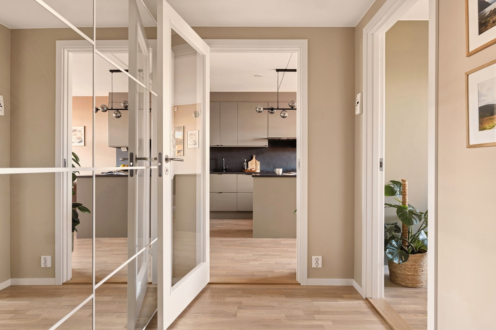 Entréen er romslig og innbydende, og gir et godt førsteinntrykk av boligen. Galleribilde