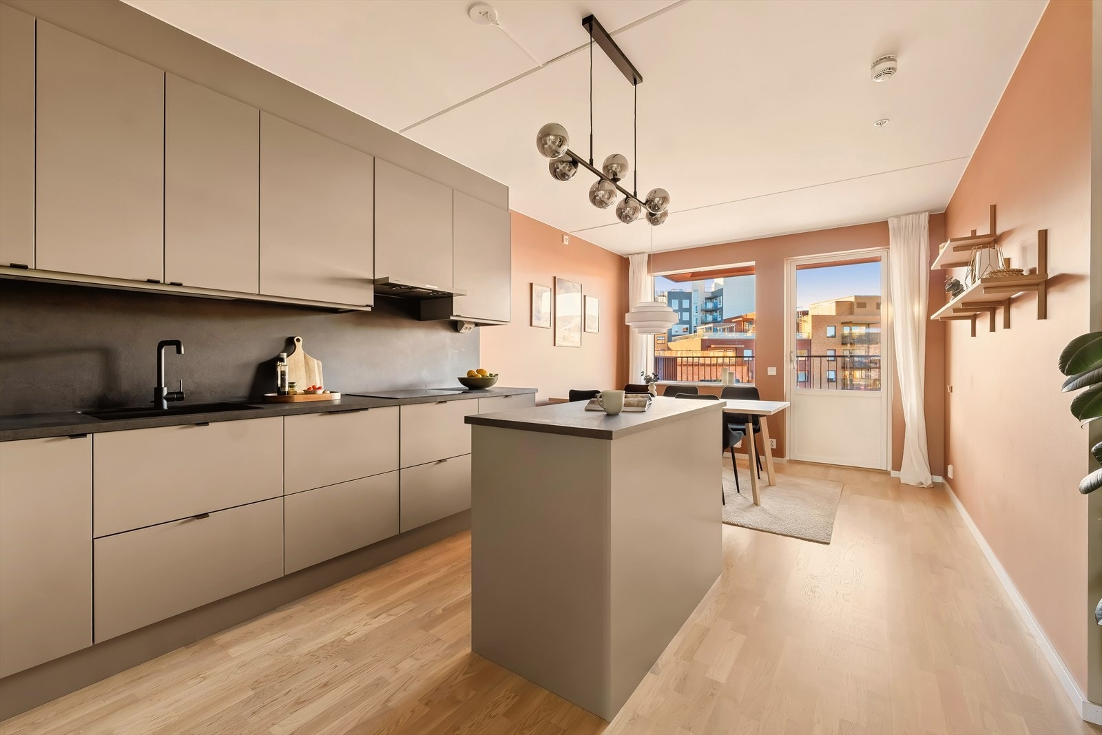 Kjøkkenet er stilrent og funksjonelt, levert av Marbodal med glatte, fabrikk lakkerte fronter som gir et moderne og tidløst uttrykk. Galleribilde