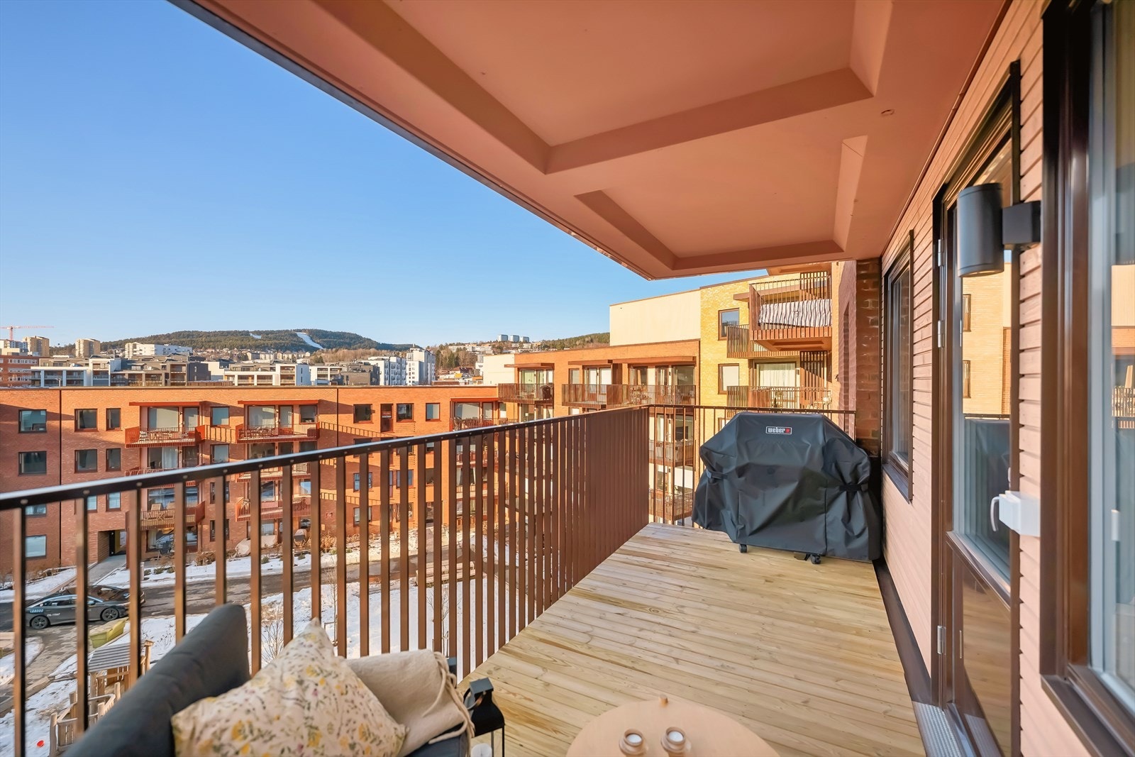 Balkongen vender mot bakgård og oppleves som rolig og skjermet. Galleribilde