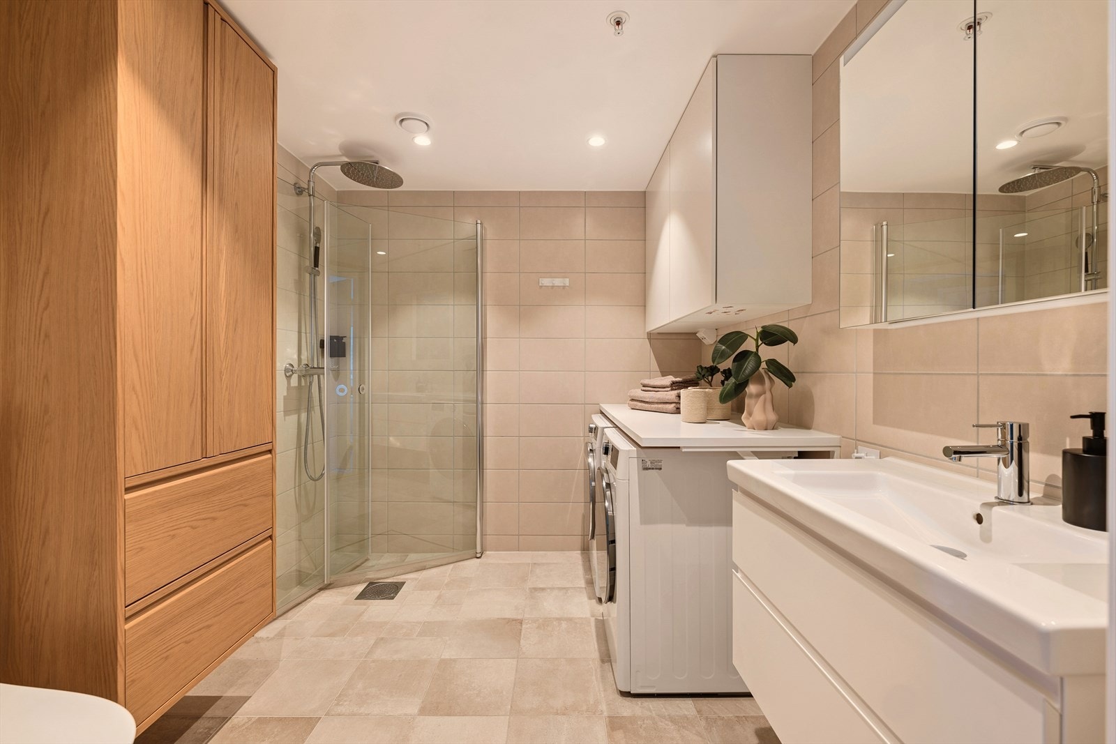 Badet er moderne, flislagt og funksjonelt utformet. Galleribilde