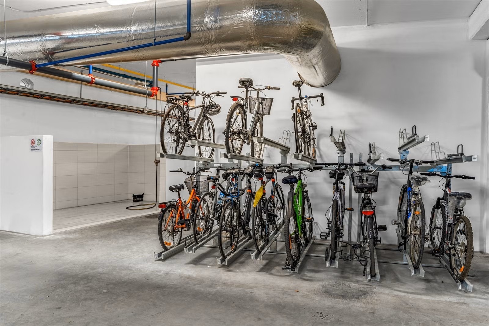 Felles sykkelparkering for alle beboere i bygget med felles sykkelvask og verktøystasjon. Galleribilde