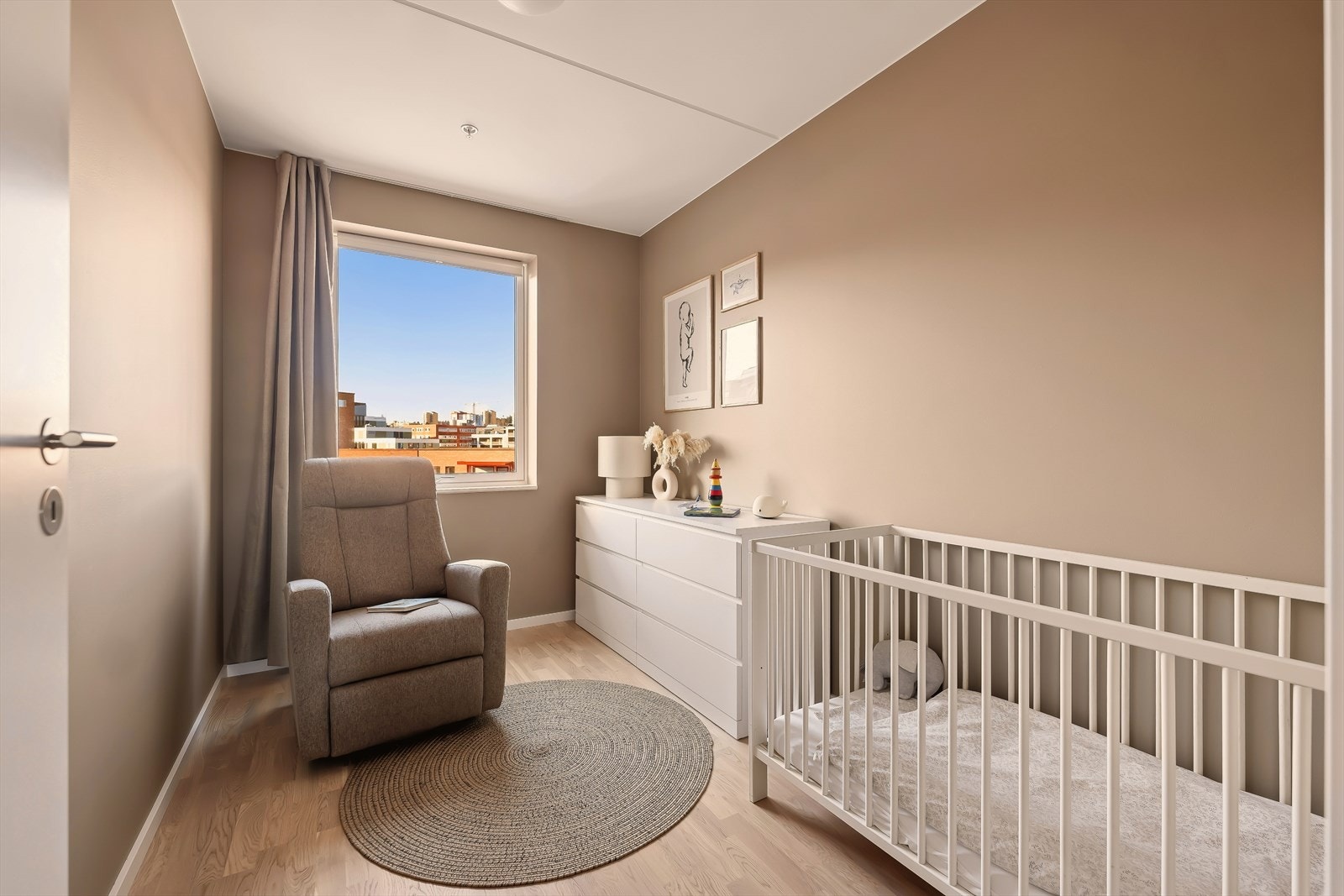 Samlet sett gir romløsningen en fleksibel og funksjonell bolig som passer ulike behov og livssituasjoner. Galleribilde